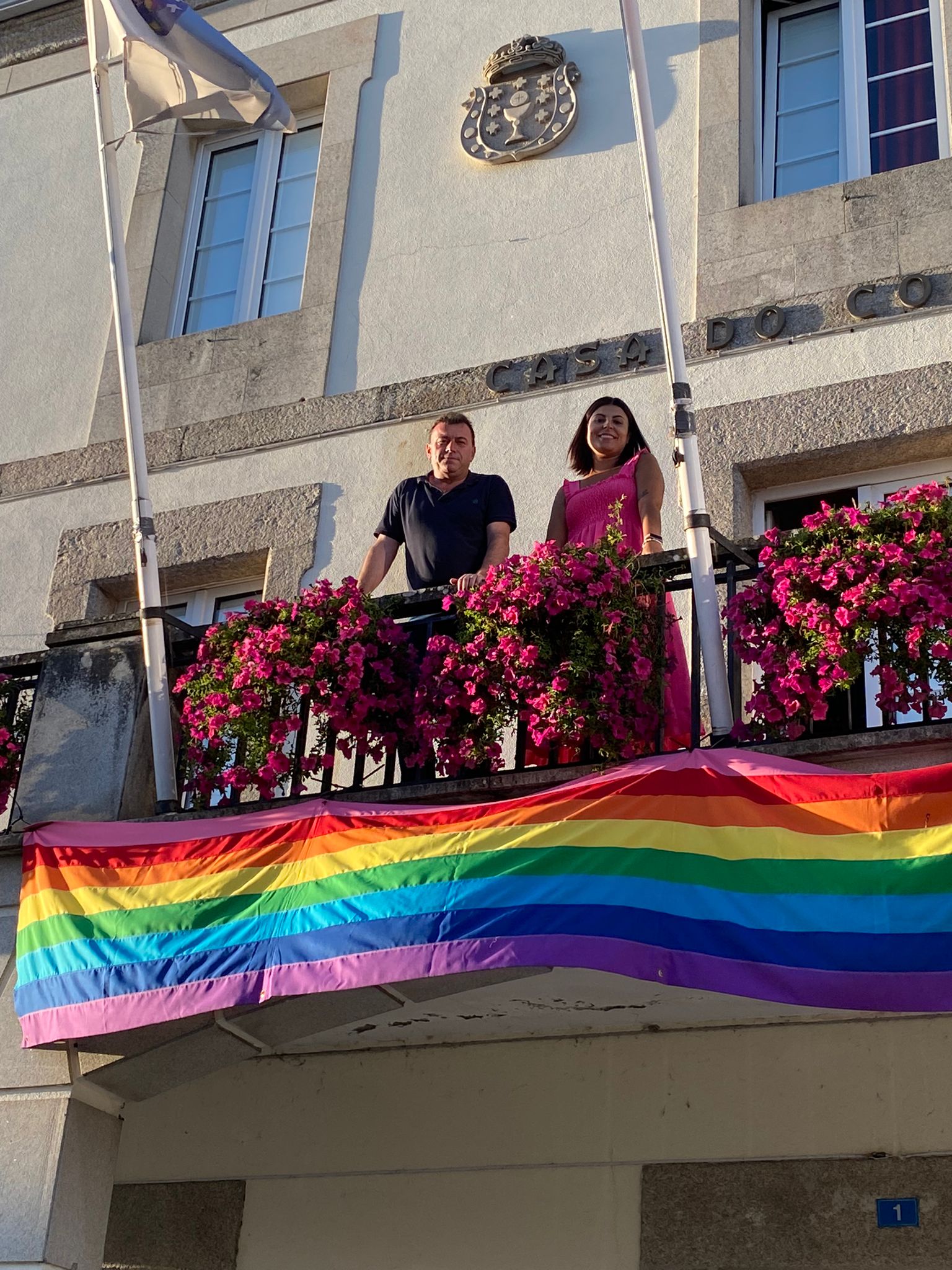 Eloy Pérez e Jéssica Rodríguez no balcón da Casa do Concello.