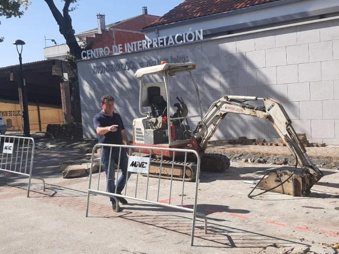 El alcalde, Eloy Pérez, comprobando la zona de las obras en el campo de la feria de Monterroso.