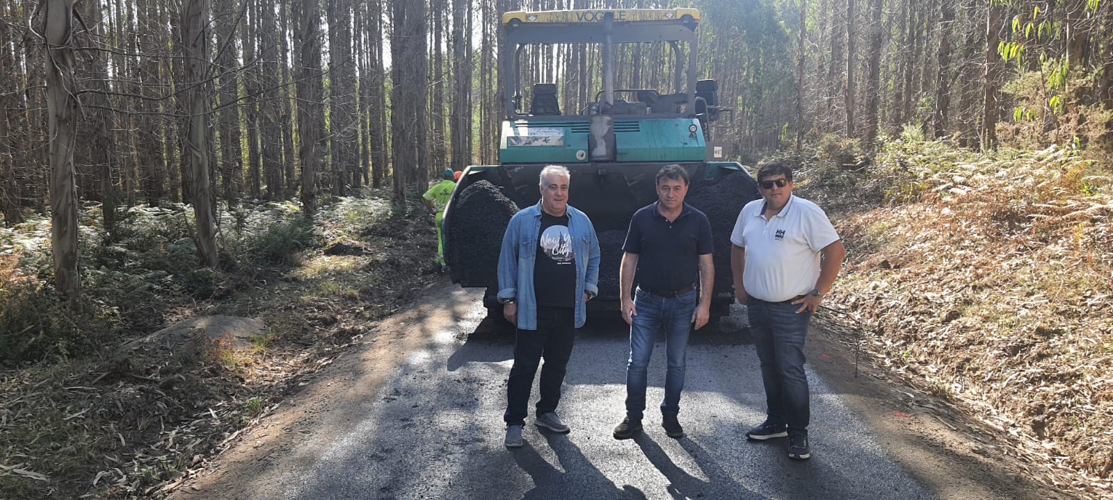 Eloy Pérez e Balbino Martínez supervisaron os traballos na vía que conecta dende a Airexe á estrada LU-P-3301.