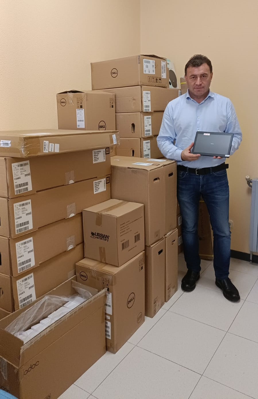 O alcalde, Eloy Pérez, recibiu a segunda parte da entrega de material para a aula Cemit.