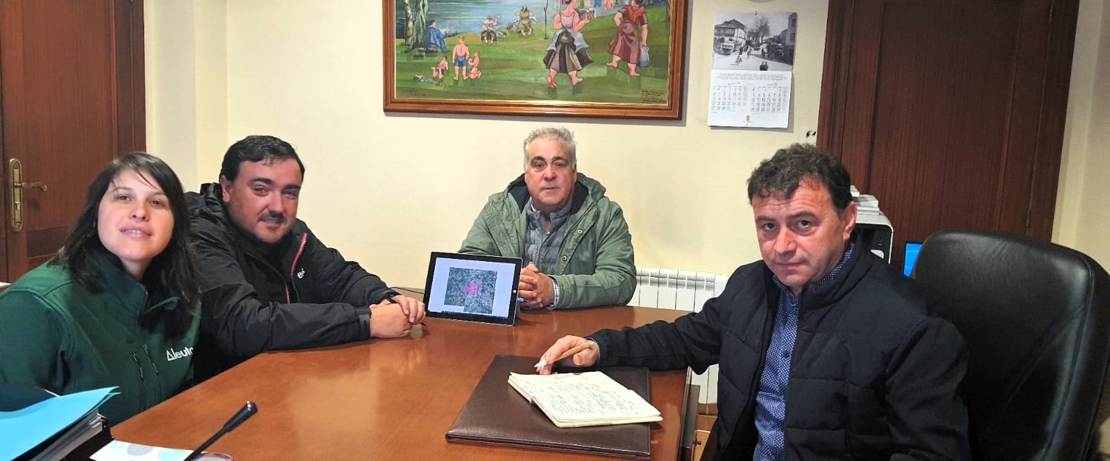 O alcalde, Eloy Pérez, o concelleiro Balbino Martínez e os responsables da empresa Aleutos.
