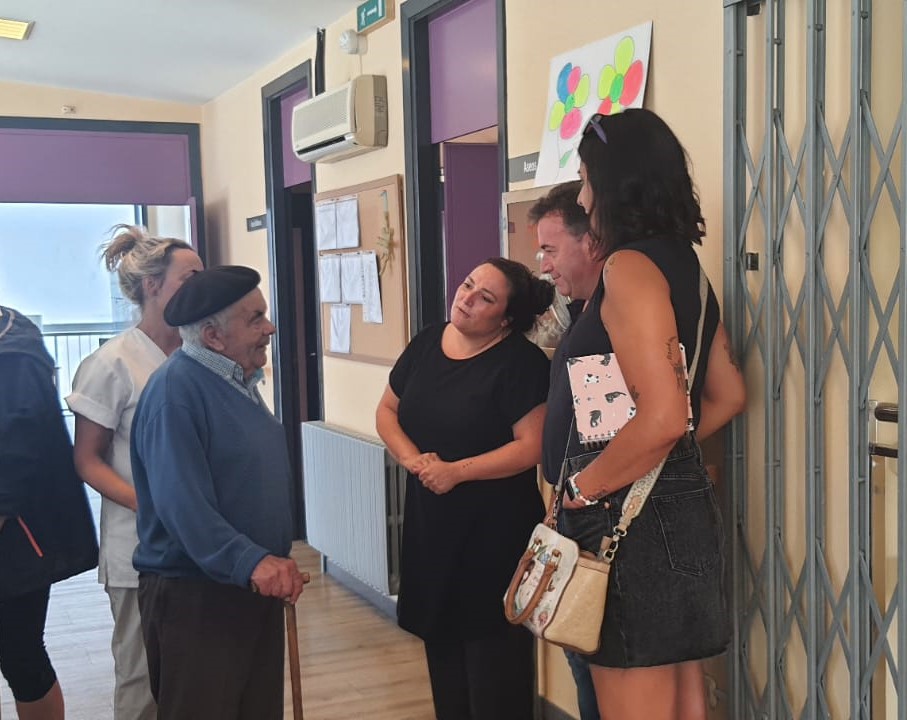 Eloy Pérez y Jéssica Rodríguez durante su visita al Centro de Día de Monterroso.