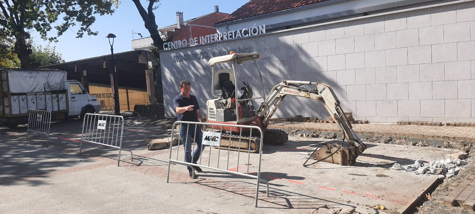O alcalde, Eloy Pérez, comprobando a zona das obras no campo da feira de Monterroso.