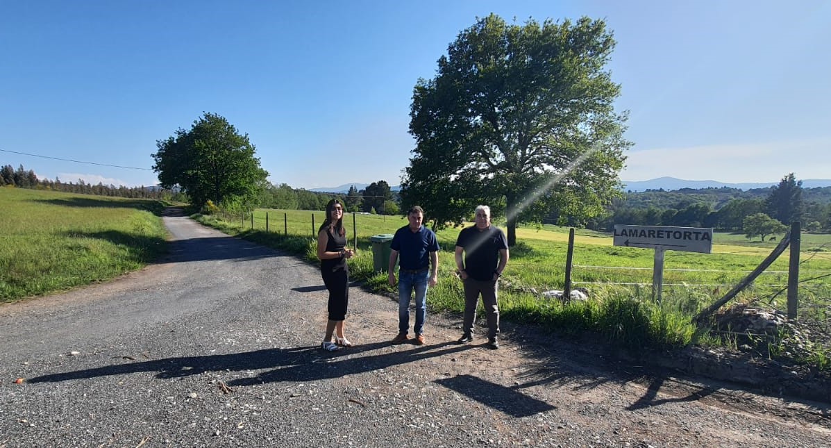 O alcalde, Eloy Pérez, e os concelleiros Jessica Rodríguez e Balbino Martínez visitando unha das zonas onde actuar.