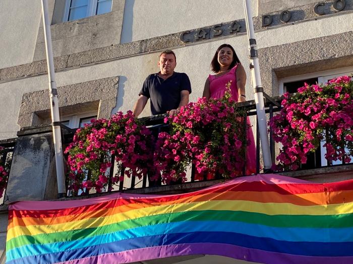 Eloy Pérez e Jéssica Rodríguez no balcón da Casa do Concello.