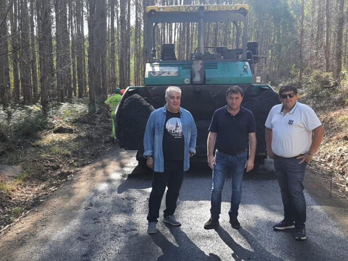 Eloy Pérez e Balbino Martínez supervisaron os traballos na vía que conecta dende a Airexe á estrada LU-P-3301.
