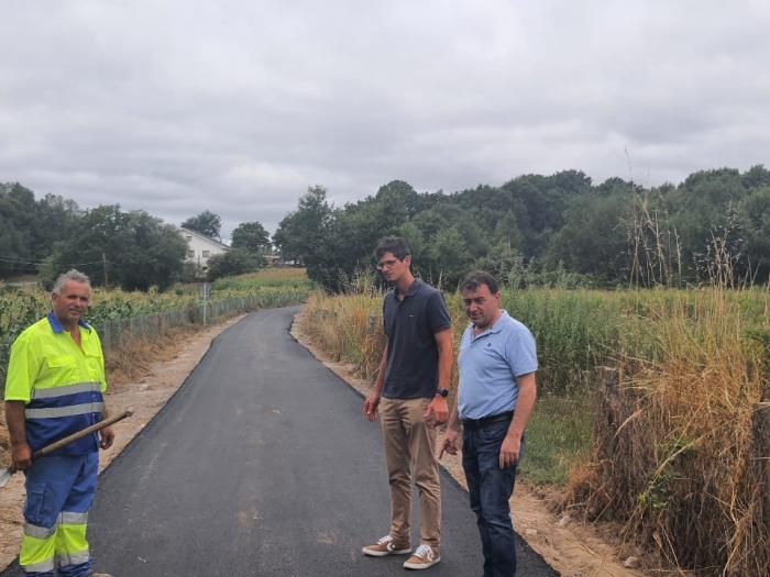 El alcalde, Eloy Pérez, comprobando las obras del camino de acceso al núcleo de Bidouredo.