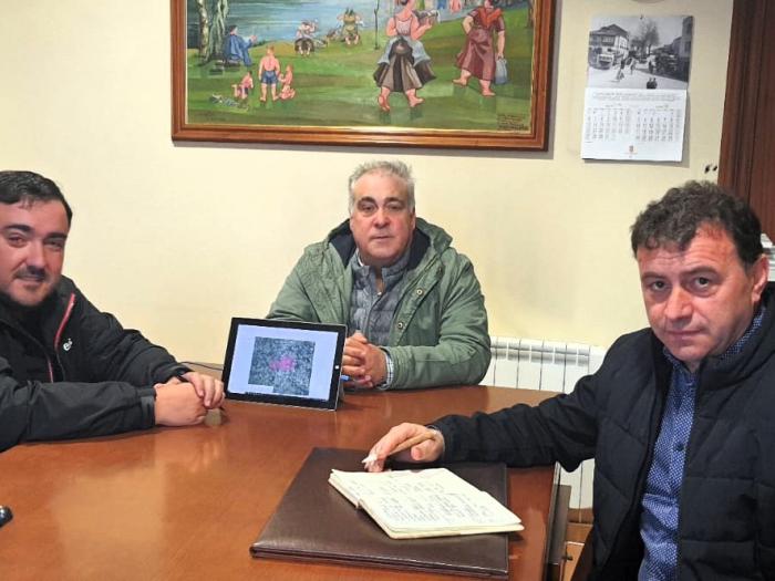 O alcalde, Eloy Pérez, o concelleiro Balbino Martínez e os responsables da empresa Aleutos.