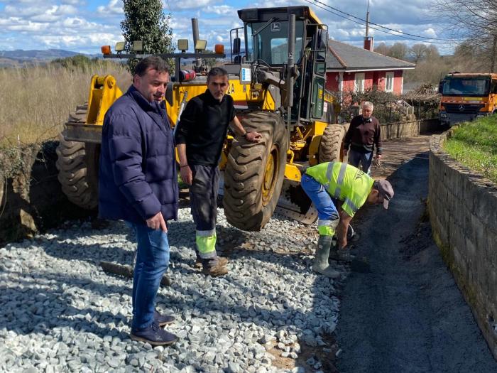 O alcalde, Eloy Pérez, comprobou o avance das obras.