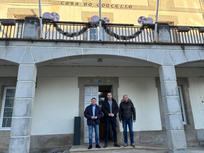 El alcalde de Monterroso, Eloy Pérez, con los alcaldes de Portomarín e Palas de Rei, Pablo Rivas y Pablo Taboada, respectivamente.