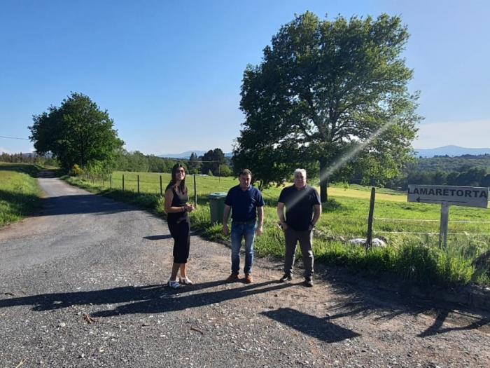 O alcalde, Eloy Pérez, e os concelleiros Jessica Rodríguez e Balbino Martínez visitando unha das zonas onde actuar.